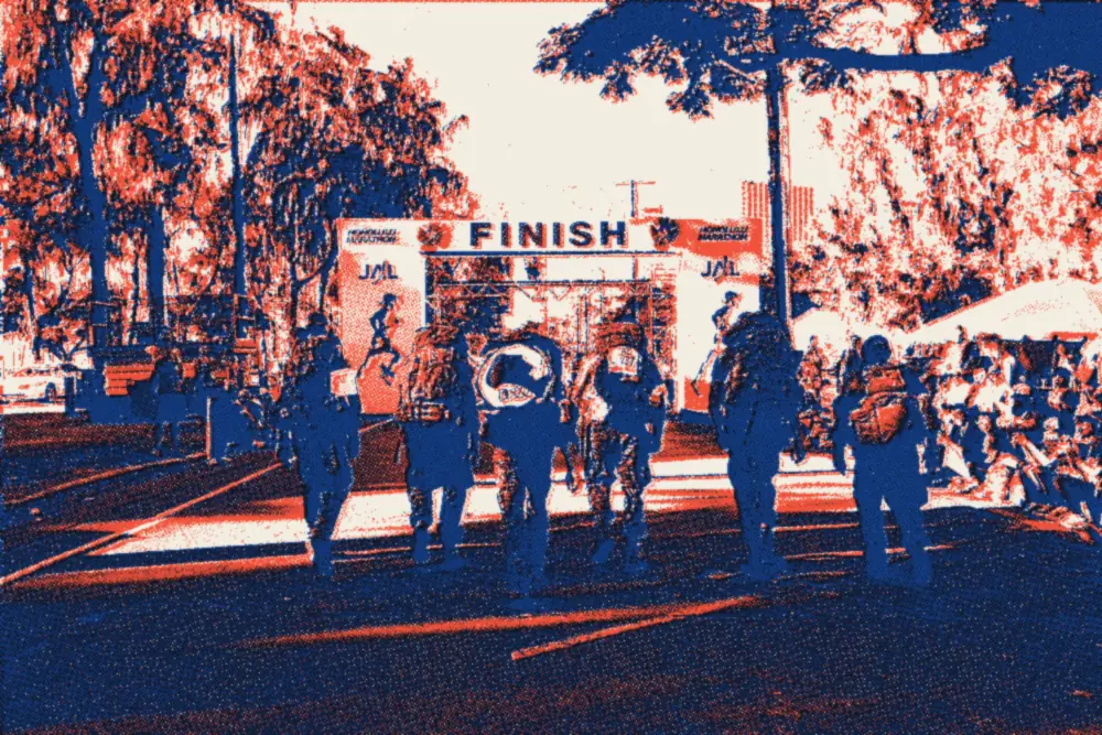 Des Marines finissent en marchant, sac au dos, le marathon de Honolulu du 12 décembre 2010