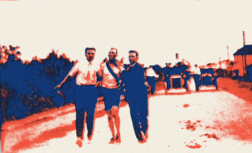 Thomas Hicks, vainqueur du marathon olympique de 1904, entouré de ses soutiens.